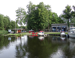 Alter Hafen Mildenberg mit Blick auf Einfahrt, Bootssteg und Kajaks