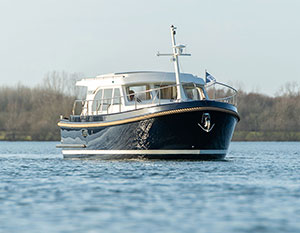 Linssen 30.0 Sedan Amy in Fahrt, Bug-Steuerbordseite