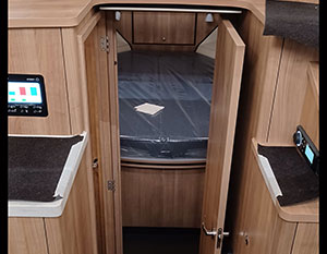 Linssen 30.0 Sedan Amy in der Werfthalle - Blick in die Bugkabine auf Bett