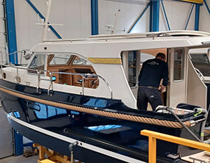 Linssen 30.0 Sedan Amy in der Werft - Blick auf die Backbordseite von schräg hinten