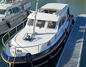 Linssen 30.0 Sedan Amy im Hafen, Backbordseite, Richtung Heck sehend, von oben