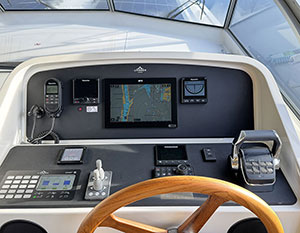 Avalon Cockpit, Blick auf das Steuerrad und das Instrumentenboard
