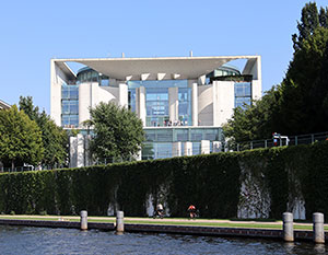 Das Kanzleramt in Berlin von Wasserseite aus mit Uferweg