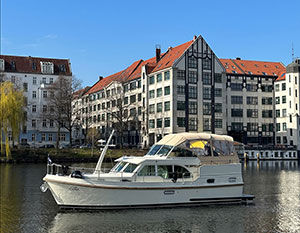 Linssen GS 35 AC Ella auf der Spree von Backbord aus gesehen mit Blick auf die Wissinger Höfe in Berlin-Kreuzberg dahinter