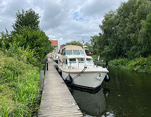 Linssen GS 35 AC Ella mit Steuerbordseite am Anleger festgemacht. Sicht von vorne vom Anleger aus