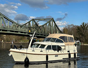 Linssen GS 35 AC Ella vor Glienicker Brücke (dahinter, von rechts nach links vorne)