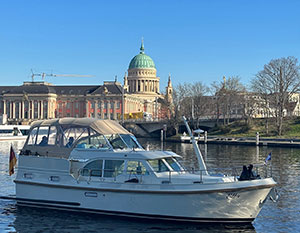 Linssen GS 35 AC Ella von Steuerbordseite mit Potsdamer Landtag und Nikolaikirche im Hintergrund
