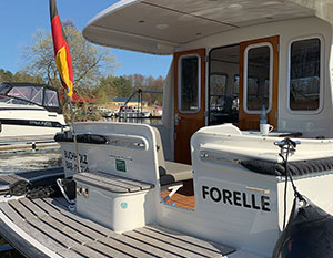 Linssen 290 Sedan Forelle Ansicht Heck mit Badeplattform und Sicht auf Achterdeck und Tür zum Innenraum