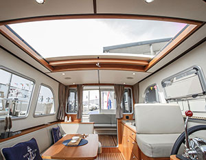 Linssen 290 Sedan Forelle Blick durch Salon mit geöffnetem Dach zum Achterdeck