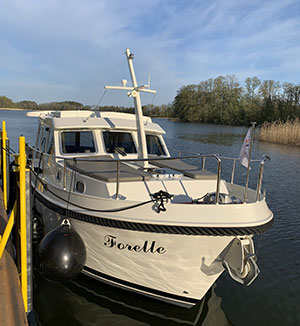 Linssen 290 Sedan Forelle am Anleger, Blick von vorne Steuerbord