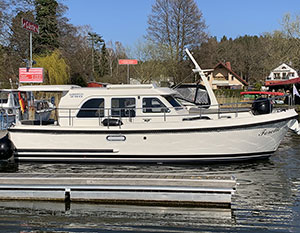 Linssen 290 Sedan Forelle im Hafen, Steuerbordseite, Bug im Bild nach rechts