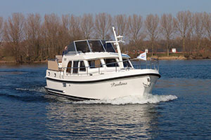 Linssen 350 AC in Fahrt von Steuerbord vorne gesehen