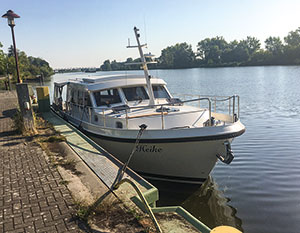 Linssen 40.9 Sedan am Kai liegend