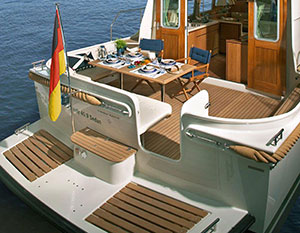 Linssen 40.9 Sedan Heckansicht mit Badeplattform und Teaktisch auf Achterdeck