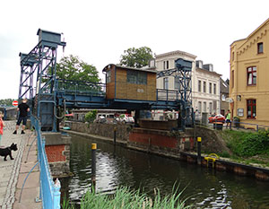 Hebebrücke in Plau am See, Brücke hochgefahren