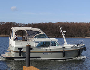 Linssen 30.0 AC Lili in Fahrt - von links nach rechts, Blick von Land auf die Backbordseite, geschlossene Persenning