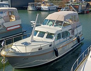 Linssen 30.0 AC Lili im Hafen, Steuerbordseite, leicht  von oben vom Bug Richtung Heck sehend, von Land aus