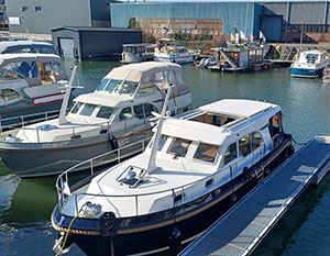 Linssen 30.0 Sedan Amy und 30.0 AC Lili im Hafen - Blick von Land auf die Backbordseiten