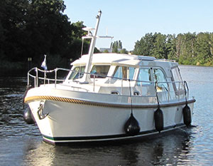 Linssen 25.9 Sedan, Außenansicht von vorne Backbord