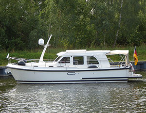 Linssen 290 Sedan in Fahrt von rechts nach links fahrend