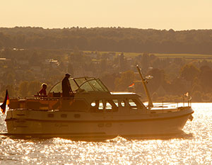 Linssen 36.9 in Fahrt von links nach rechts inm gegenlicht