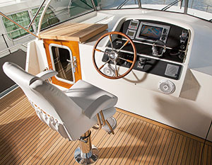 Steuerstand der Linssen 40.9, weißes Cockpit mit Holzsteuerrad und schwarzem Instrumentenboard