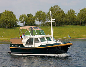 Linssen 32 TNCS AC in Fahrt von links nach rechts
