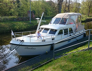 Linssen 350 AC Paulina, Blick vom Ufer auf angelegte Yacht