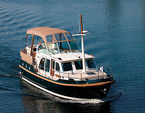 Linssen 36 TNCS AC in Fahrt von links nach rechts, Blick von vorne schräg oben