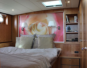 Innenansicht einer 40.9 Blick in die Achterkabine mit Doppelbett