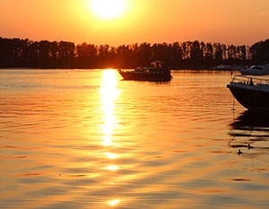 Asgard vor Anker im Abendrot
