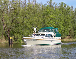 Linssen 40.9 in Fahrt von rechts nach links