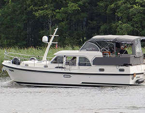 Linssen 40.9 in Fahrt von rechts nach links