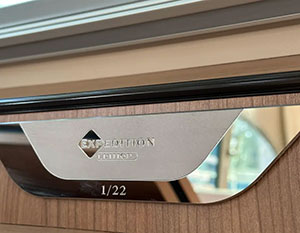 Linssen GS 35 AC Vaiana Edelstahlplatte mit Logo
