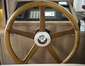 Linssen GS 35 AC Vaiana Edelholz-Steuerad mit Schriftzug, Ausschnitt