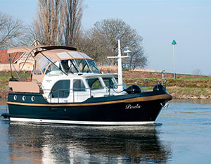 Linssen 32 TNCS AC in Fahrt von links nach rechts