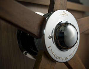 Linssen GS 35 AC AC Vaiana Expedition, verchromte, runde Platte auf mit Schriftzug »Expedition Edition« ©Linssen Yachts