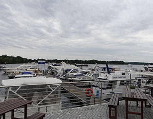 Der Hafen in Werder mit Anleger, Blick von Restaurantterrasse