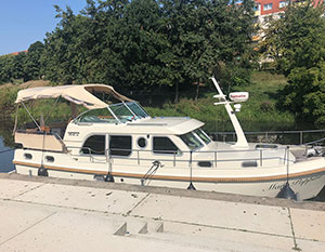 Linssen 34.9 Mary Poppins am Kai mit teiloffenem Verdeck