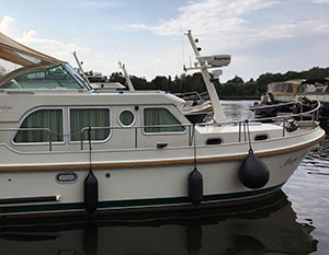 Linssen 34.9 Mary Poppins im Hafen, Steuerbordseite