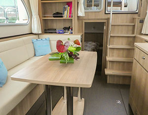 Linssen GS 35 AC Salon, Blick nach achtern, an Steuerbord Sitzbank, hinten rechts Treppe zum Achterdeck