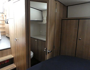 Linssen GS 35 AC Bugkabine, Blick auf Aufgang und in die Toilette