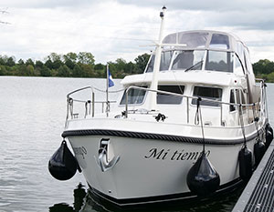 Linssen GS 35 AC Bugansicht, Blick auf den Bug von Backboard am Anleger