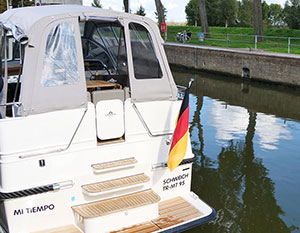 Linssen GS 35 AC Heckansicht, Blick auf das Heck mit Treppe
