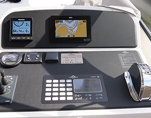 Linssen GS 35 AC Steuerstand, Blick auf das Instrumentenbrett