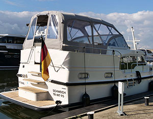 Linssen GS 35 AC Heckansicht am Anleger, Blick auf das Heck mit Badeplattform und Treppe