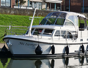 Linssen GS 35 AC am Anleger, Blick auf Backbordseite von schräg vorne, Im Hintergrund Rasenhag und Gaststätte