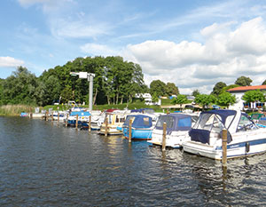 Mirow Hafen, Boote am anleger. Blick vom Wasser aus