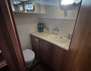 Linssen 30.9 Simba Nasszelle mit Waschbecken (rechts, darüber Bullauge) und Toilette