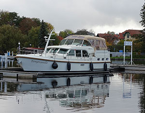 Tempranillo am Anleger im Hafen, Sicht von Backbord vorne